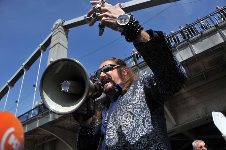 Актер и певец Никита Джигурда выступает на митинге против бытового хамства в Гайд-парке, который открылся в Центральном Парке культуры и отдыха им. Горького