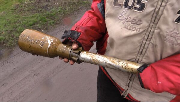 Житель Зайцево показал найденный после обстрела снаряд с надписью Кохаю