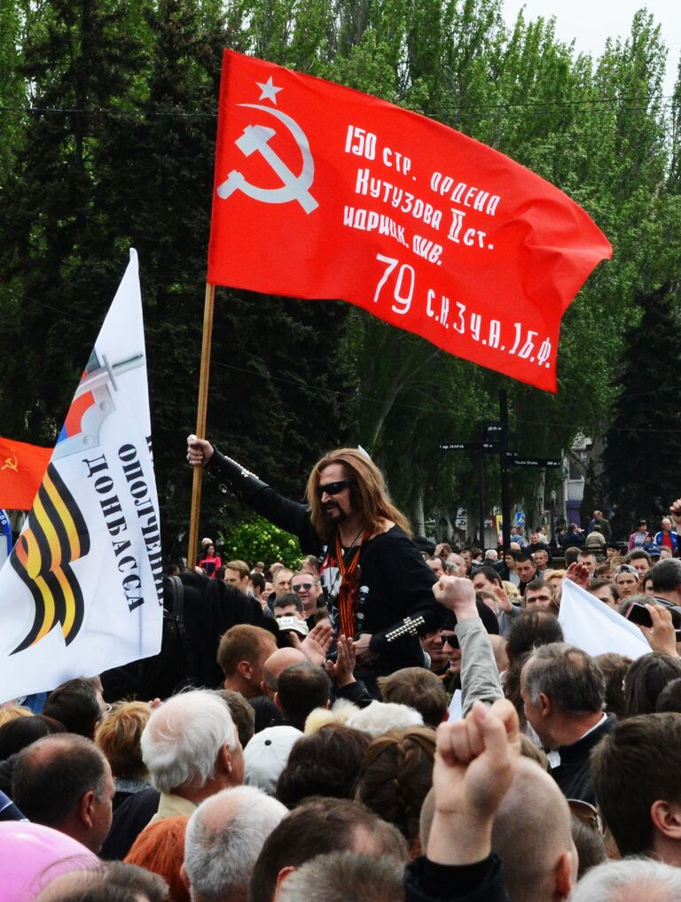 Актер, поэт и певец Никита Джигурда на площади Ленина во время празднования Дня Победы 9 мая в Донецке