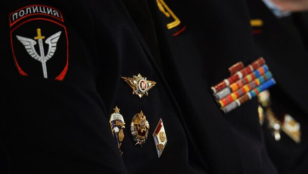 Знаки отличия на кителе сотрудника полиции. Архивное фото