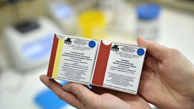 Упаковки с вакцинами против лихорадки Эбола в ГУ НИИ эпидемиологии и микробиологии имени Н.Ф. Гамалеи