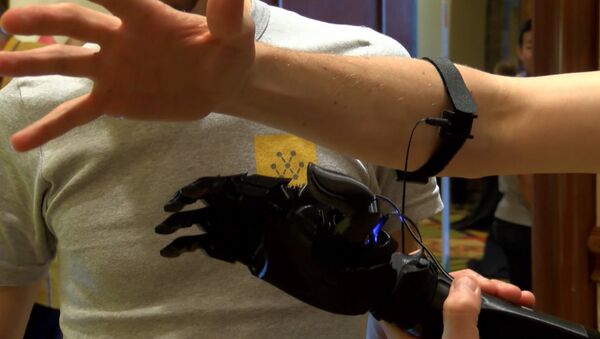 Бесконтактный смартфон, бионическая рука и другие инновации на выставке в США