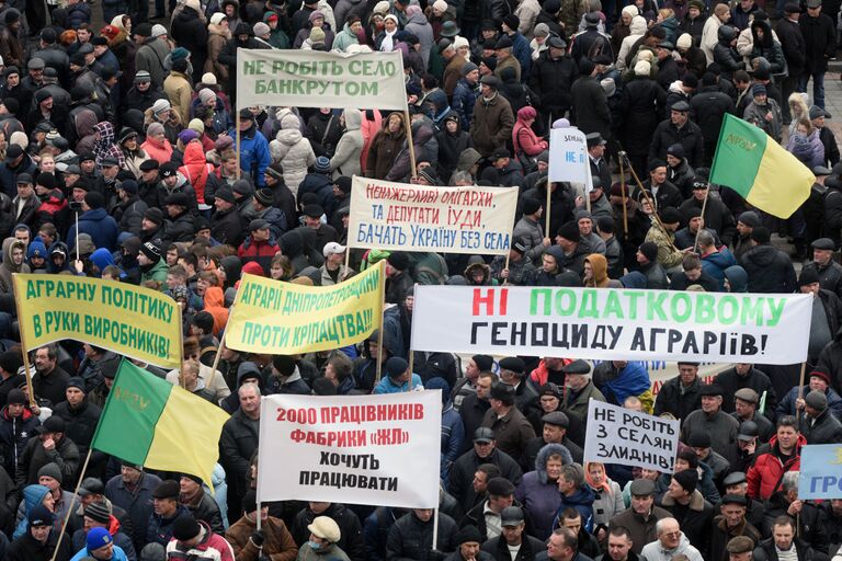 Участник акции протеста у здания Верховной рады в Киеве, которую проводят аграрии