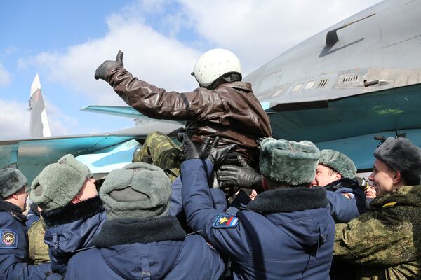 Первая группа бомбардировщиков Су-34, совершившая перелет с авиабазы Хмеймим, прибыла на авиабазу Западного военного округа в Воронежской области