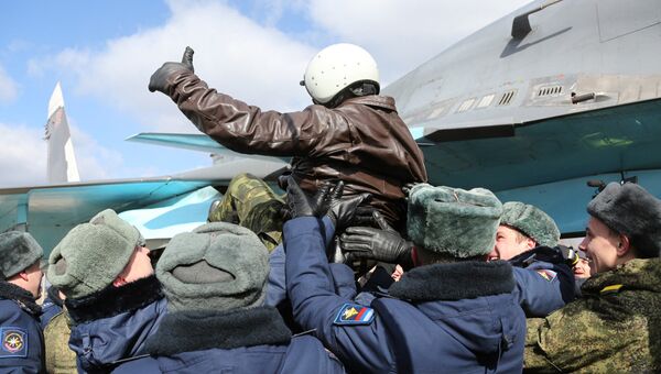 Первая группа бомбардировщиков Су-34, совершившая перелет с авиабазы Хмеймим, прибыла на авиабазу Западного военного округа в Воронежской области. Архивное фото