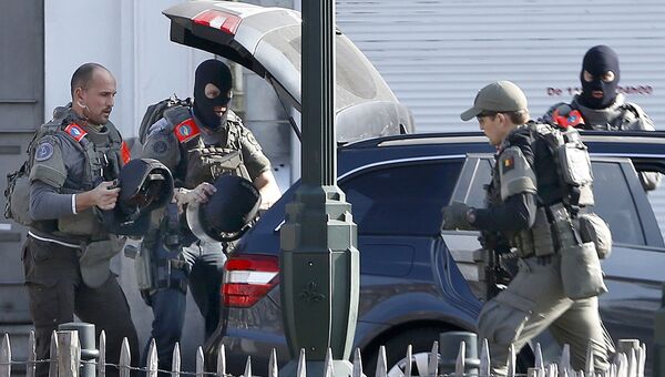 Полиция на месте перестрелки спецназа с подозреваемыми террористами в коммуне Форе в Брюсселе. 15 марта 2016