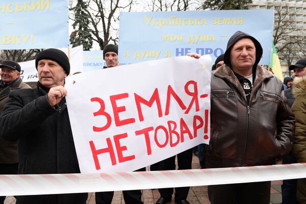 Участники акции протеста у здания Верховной рады в Киеве, которую проводят аграрии