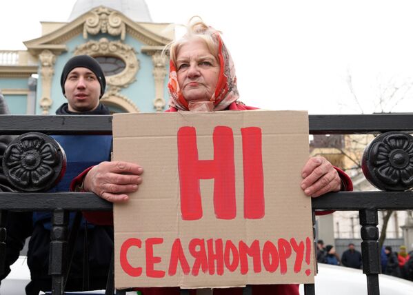 Участница акции протеста у здания Верховной рады в Киеве, которую проводят аграрии