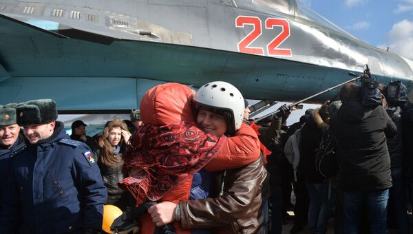 Встреча пилотов бомбардировщиков Су-34 ВКС России, вернувшихся из Сирии, на аэродроме под Воронежем