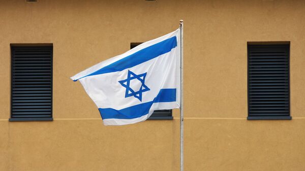 Израильский флаг у посольства Израиля в Москве