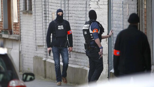 Полиция на месте перестрелки спецназа с подозреваемыми террористами в коммуне Форе в Брюсселе. 15 марта 2016