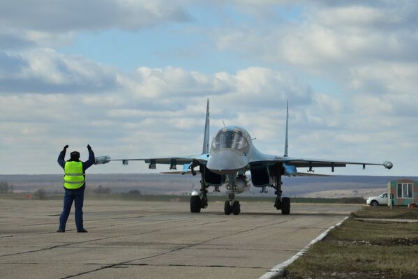Первая группа бомбардировщиков Су-34 из Сирии приземлилась под Воронежем