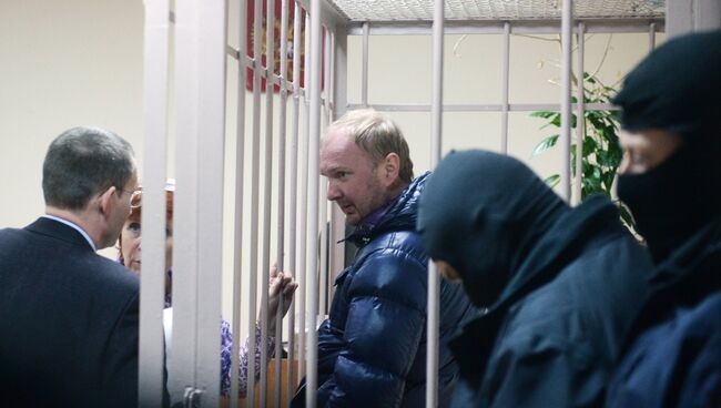 Александр Коченов (в центре), подозреваемый в хищении бюджетных средств на реставрацию объектов культурного наследия, в Лефортовском суде города Москвы