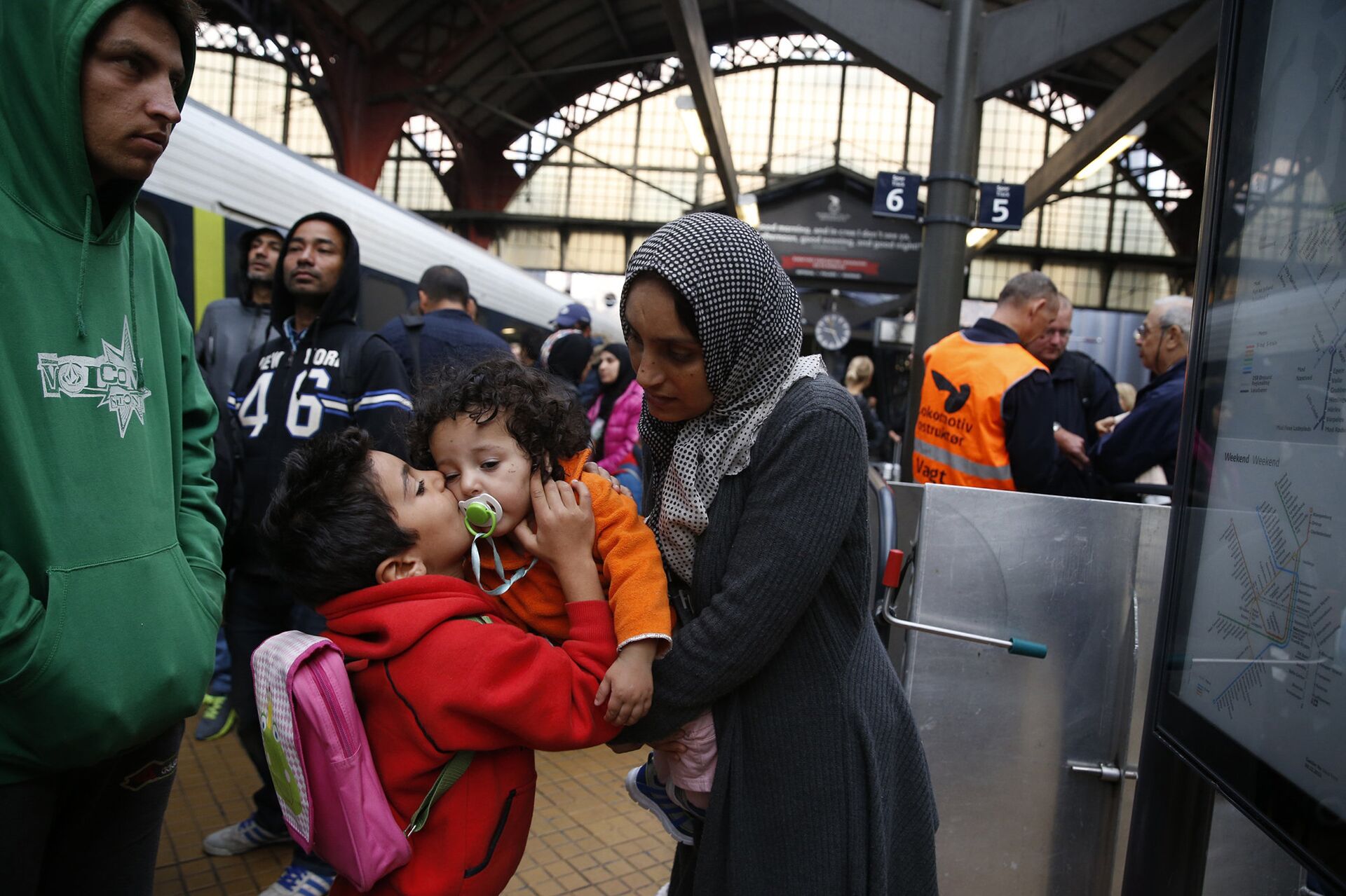 Беженцы из Сирии на железнодорожной станции в Копенгагене. 2015 год - РИА Новости, 1920, 12.03.2021