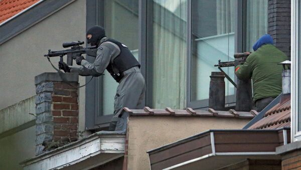Сотрудники служб безопасности месте перестрелки спецназа с подозреваемыми террористами неподалеку от Брюсселя.