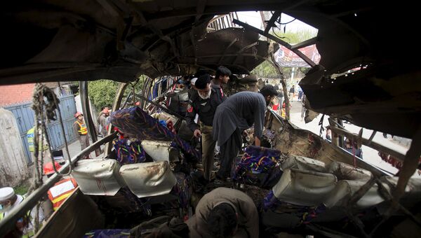 На месте взрыва автобуса на северо-западе Пакистана. 16 марта 2016
