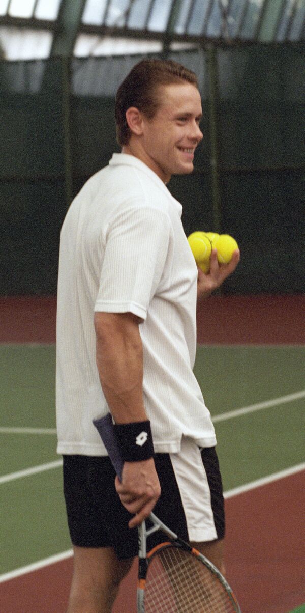 Хоккеист Павел Буре на теннисном корте. 2001 год