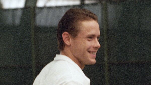 Хоккеист Павел Буре на теннисном корте. 2001 год
