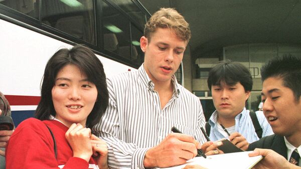 Хоккеист Павел Буре дает автографы в Токио
