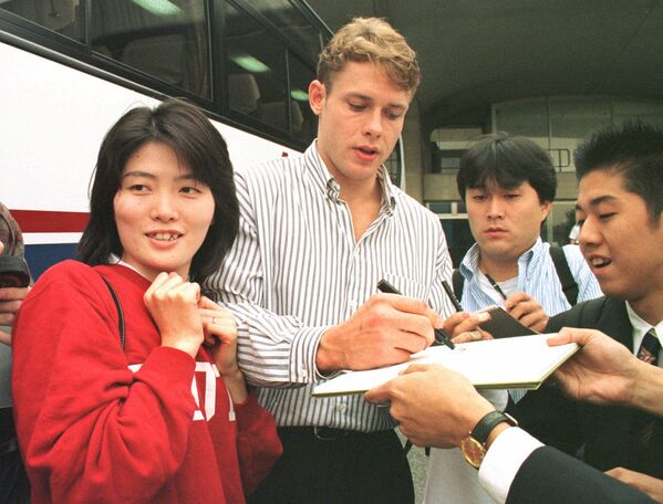 Хоккеист Павел Буре дает автографы в Токио