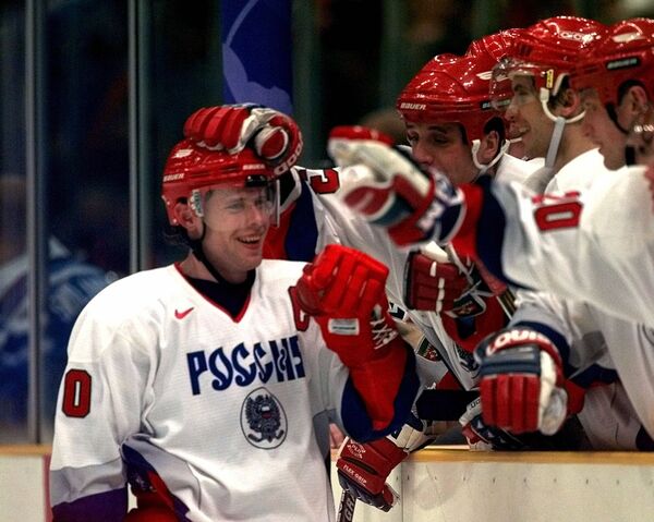 Хоккеист Павел Буре во время матча Россия - Финляндия.  20 февраля 1998