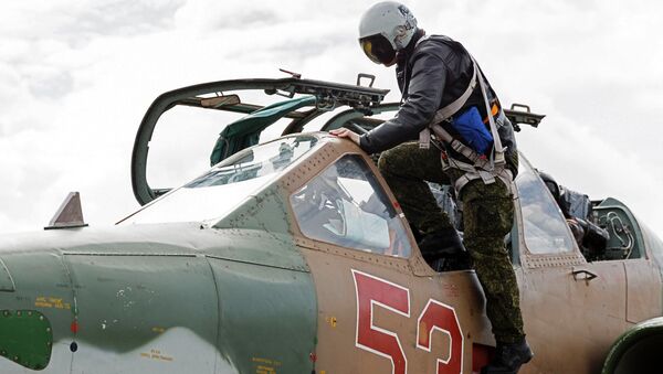 Пилот садится в штурмовик Су-25 ВКС России на авиабазе Хмеймим в Сирии
