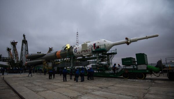 Вывоз ракеты-носителя Союз-ФГ с пилотируемым кораблем Союз ТМА-20М на стартовый стол первой Гагаринской стартовой площадки космодрома Байконур