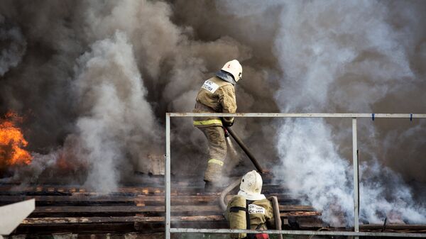 Сотрудники пожарно-спасательных подразделений МЧС на месте пожара на складе пиротехники в Уфе