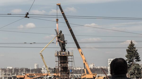 Сотрудники коммунальных служб Запорожья во время демонтажа самого большого на Украине памятника Ленину. Архивное фото