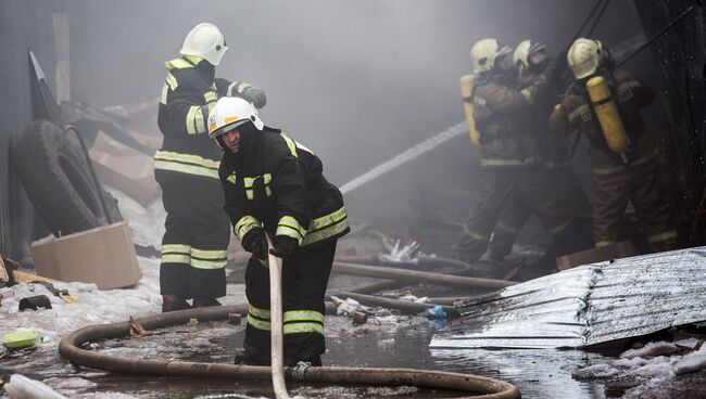 Сотрудники пожарно-спасательных подразделений МЧС на месте пожара на складе пиротехники в Уфе