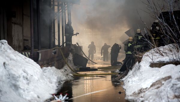 Сотрудники пожрано-спасательных подразделений МЧС на месте пожара на складе пиротехники в Уфе