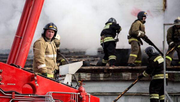 Сотрудники пожрано-спасательных подразделений МЧС на месте пожара на складе пиротехники в Уфе
