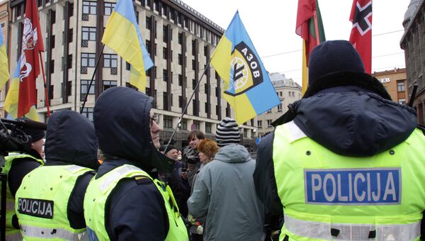 Сотрудники полиции на улице Риги во время шествия латышского легиона Ваффен СС