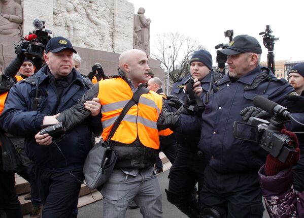 Сотрудники полиции задерживают бывшего внештатного корреспондента телеканала RT Грэма Филлипса во время шествия латышского легиона Ваффен СС в Риге