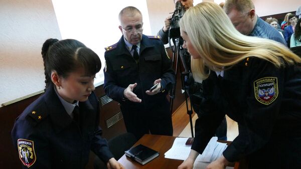 Сотрудники полиции Донецкой Народной Республики готовятся к выдаче паспортов для граждан ДНР в Донецке