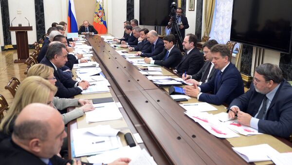 Владимир Путин проводит в Кремле совещание с членами правительства РФ. Архивное фото