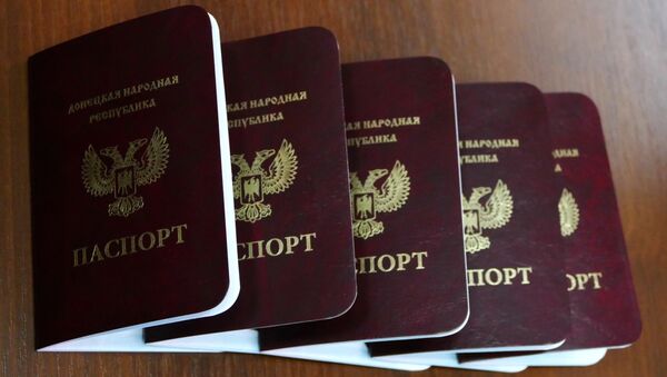 Паспорта граждан Донецкой Народной Республики, которые начали выдавать в Донецке. Архивное фото