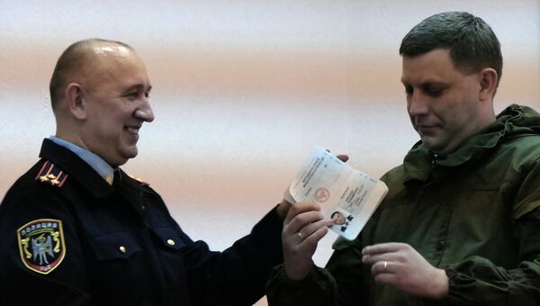 Глава Донецкой народной республики Александр Захарченко получает новый паспорт гражданина ДНР в Донецке