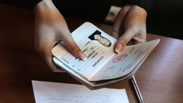 Паспорта граждан Донецкой Народной Республики, которые начали выдавать в Донецке, архивное фото