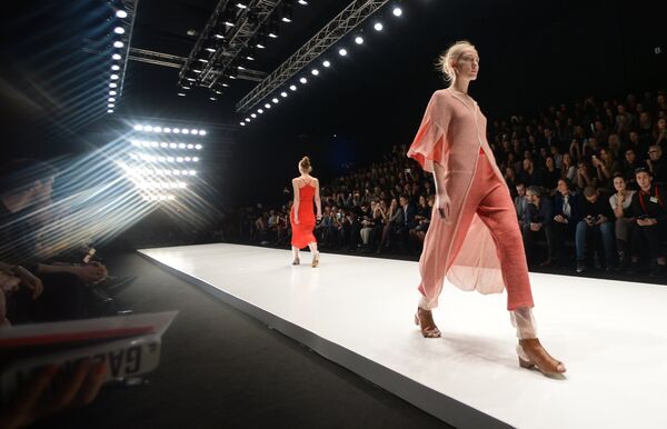 Модели демонстрируют одежду из новой коллекции дизайнера KSENIASERAYA в рамках Mercedes-Benz Fashion Week Russia в ЦВЗ Манеж