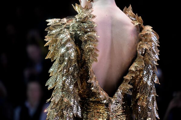 Модель демонстрирует одежду из новой коллекции SLAVA ZAITSEV в рамках Mercedes-Benz Fashion Week Russia в ЦВЗ Манеж