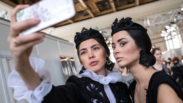 Модели во время подготовки к показу новой коллекции лаборатории моды Вячеслава Зайцева в рамках Mercedes-Benz Fashion Week Russia в ЦВЗ Манеж