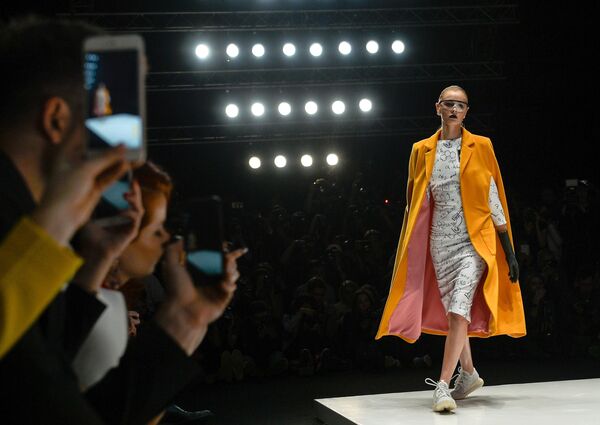 Модель на показе коллекции одежды дизайнера Даши Гаузер (Dasha Gauser) в рамках Mercedes-Benz Fashion Week Russia в Центральном выставочном зале (ЦВЗ) Манеж