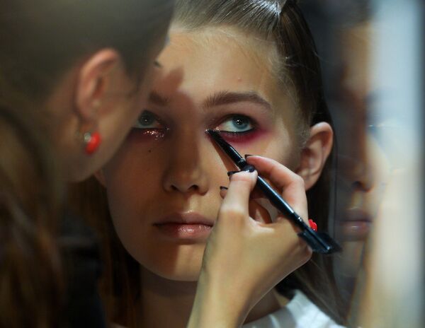 Визажист наносит макияж перед началом показа дизайнера KSENIASERAYA в рамках Mercedes-Benz Fashion Week Russia в ЦВЗ Манеж