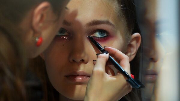 Визажист наносит макияж перед началом показа дизайнера KSENIASERAYA в рамках Mercedes-Benz Fashion Week Russia в ЦВЗ Манеж