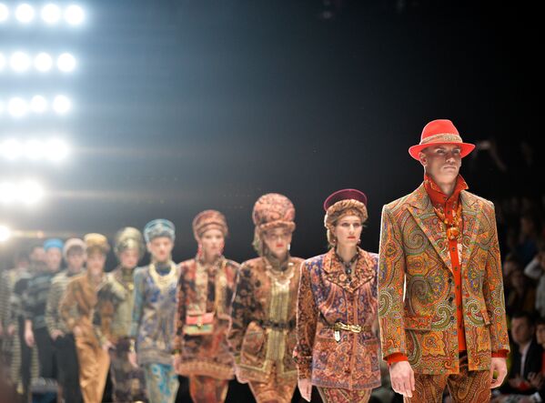 Модели демонстрируют одежду из новой коллекции SLAVA ZAITSEV в рамках Mercedes-Benz Fashion Week Russia в ЦВЗ Манеж