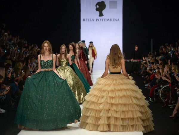 Модели на показе коллекции одежды дизайнера Беллы Потемкиной (Bella Potemkina) в рамках Mercedes-Benz Fashion Week Russia в Центральном выставочном зале (ЦВЗ) Манеж