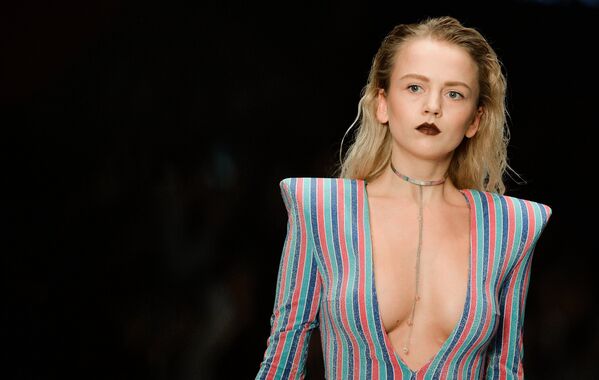 Модель демонстрирует одежду из новой коллекции SORRY, I'M NOT в рамках Mercedes-Benz Fashion Week Russia в ЦВЗ Манеж
