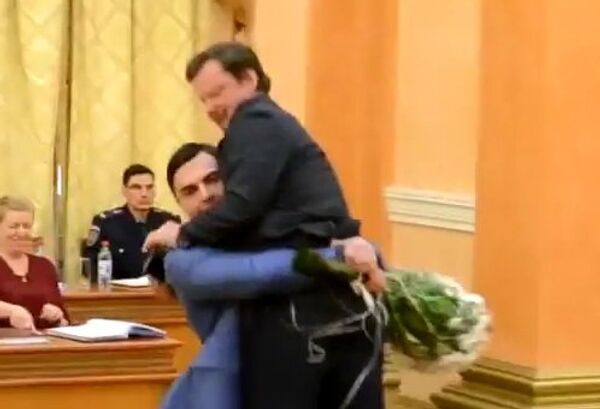 Зама Саакашвили уносят с трибуны