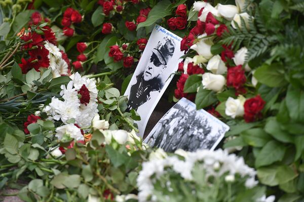 Цветы и фотографии возле памятника Свободы во время шествия легионеров СС и их сторонников в Риге, Латвия. 16 марта 2016